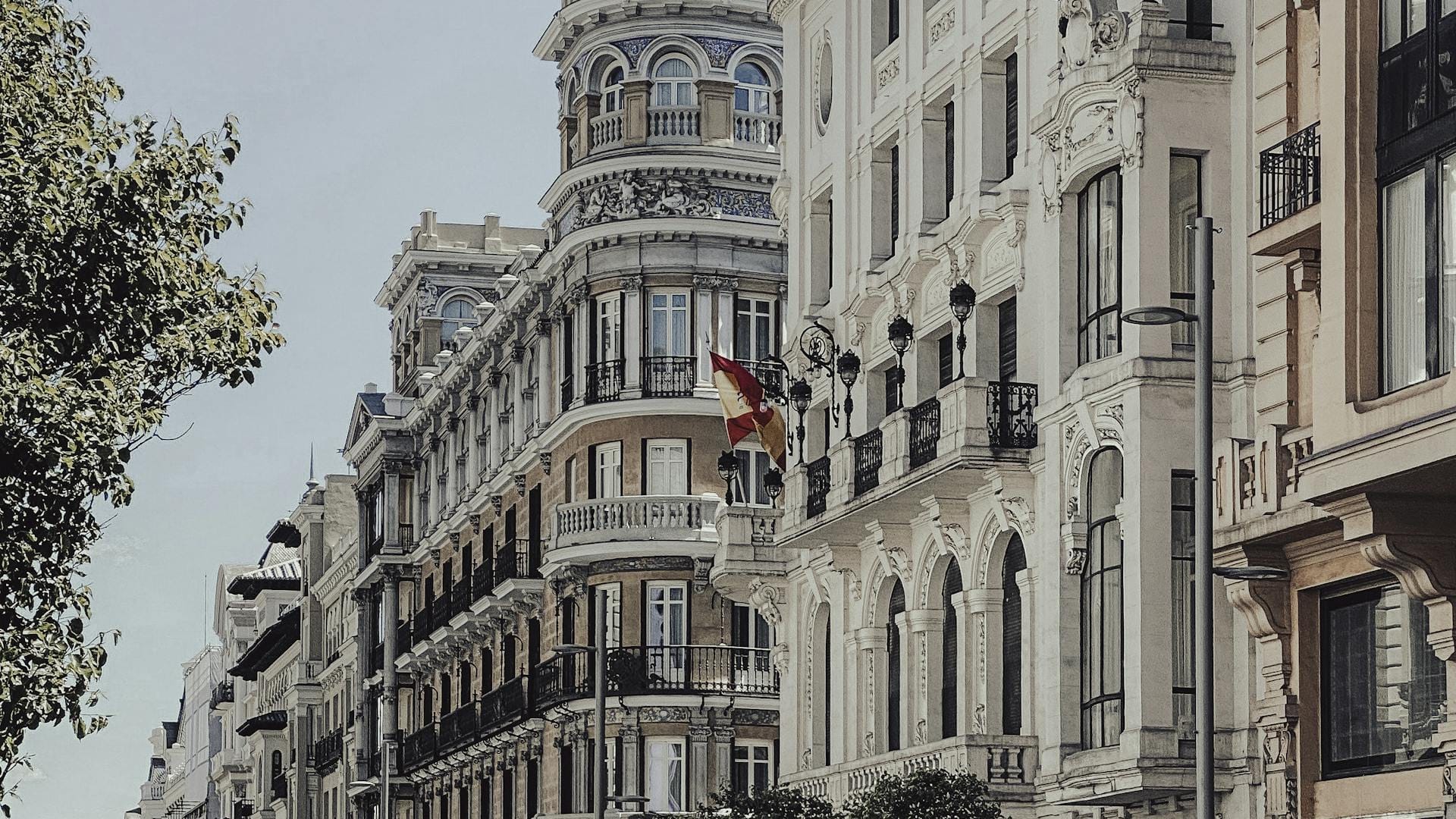 Ideen für Ihr Verlobungsshooting in Spanien: Locations, Stile und Planung